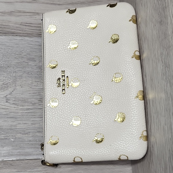 Coach Charlie Pouch‎ Wristlet Pebble Leather Golden Apples